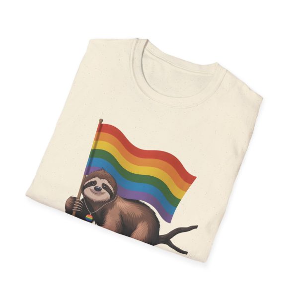 Tshirt Drapeau LGBT paresseux tenant un drapeau arc-en-ciel sur une branche design amusant et coloré pour sensibilisation LGBTQ+ t-shirt - Image 40