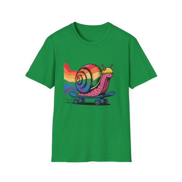 Tshirt LGBTQ+ escargot en skateboard avec fond arc-en-ciel design ludique et vibrant pour célébrer la fierté et inclusion LGBTQ+ t-shirt - Image 85