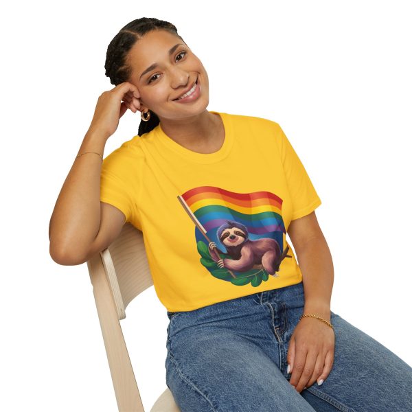 Tshirt Drapeau LGBT paresseux tenant un drapeau arc-en-ciel design amusant et mignon pour sensibilisation et inclusion LGBTQ+ shirt t-shirt - Image 58