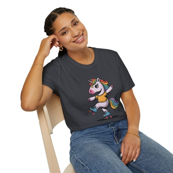 Tshirt Drapeau LGBT licorne sur un skateboard sur fond noir design amusant et coloré pour célébrer la diversité et la fierté LGBTQ+ t-shirt - Image 10