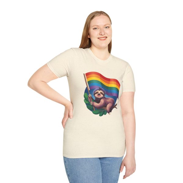 Tshirt Drapeau LGBT paresseux tenant un drapeau arc-en-ciel design amusant et mignon pour sensibilisation et inclusion LGBTQ+ shirt t-shirt - Image 41