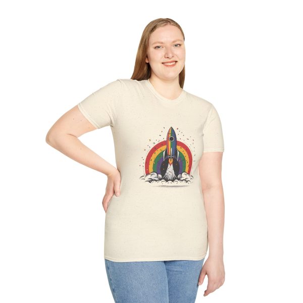 Tshirt LGBT+ fusée avec arc-en-ciel en arrière-plan design futuriste et coloré pour fierté et soutien à la communauté LGBTQ+ shirt t-shirt - Image 41