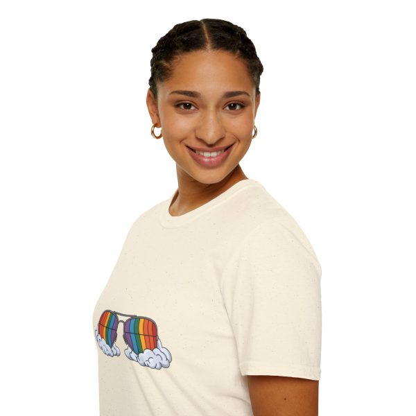 Tshirt LGBTQ+ lunettes de soleil arc-en-ciel avec nuages sur fond noir design stylé et éclatant pour célébrer la diversité LGBTQ+ t-shirt - Image 45