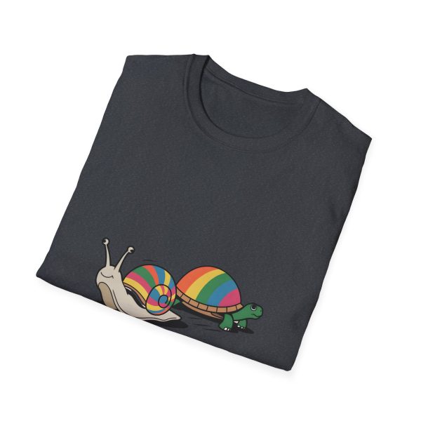 Tshirt LGBT+ deux escargots assis l'un à côté de l'autre design mignon et coloré pour célébrer l'amour et la diversité LGBTQ+ shirt t-shirt - Image 4