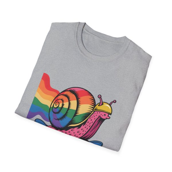 Tshirt LGBTQ+ escargot en skateboard avec fond arc-en-ciel design ludique et vibrant pour célébrer la fierté et inclusion LGBTQ+ t-shirt - Image 28