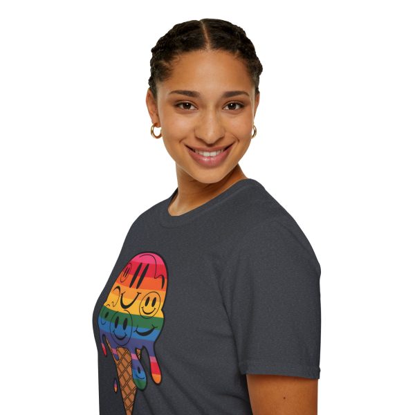 Tshirt LGBT+ cônes de glace avec visages souriants design amusant et mignon pour sensibilisation à la diversité et inclusion LGBTQ+ t-shirt - Image 9