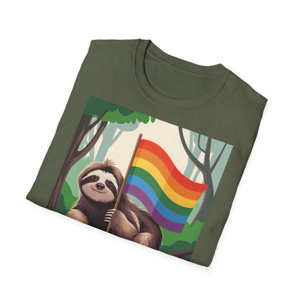 Tshirt Drapeau LGBT paresseux assis sur un arbre tenant un drapeau arc-en-ciel design décontracté et coloré pour fierté LGBTQ+ shirt t-shirt - Image 64