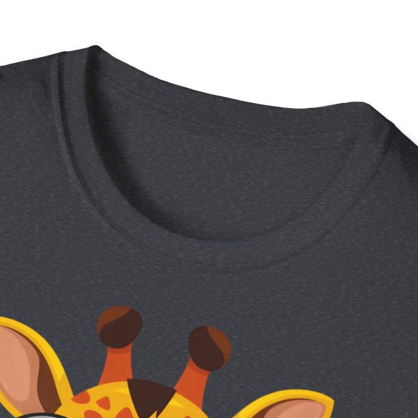 Tshirt LGBT+ girafe avec lunettes et coeur illustration colorée et amusante pour sensibilisation et soutien LGBTQ+ shirt t-shirt - Image 3