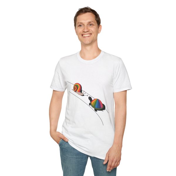 Tshirt Drapeau LGBT escargot avec coquille arc-en-ciel sur fond noir design stylé et vibrant pour sensibilisation LGBTQ+ shirt t-shirt - Image 19