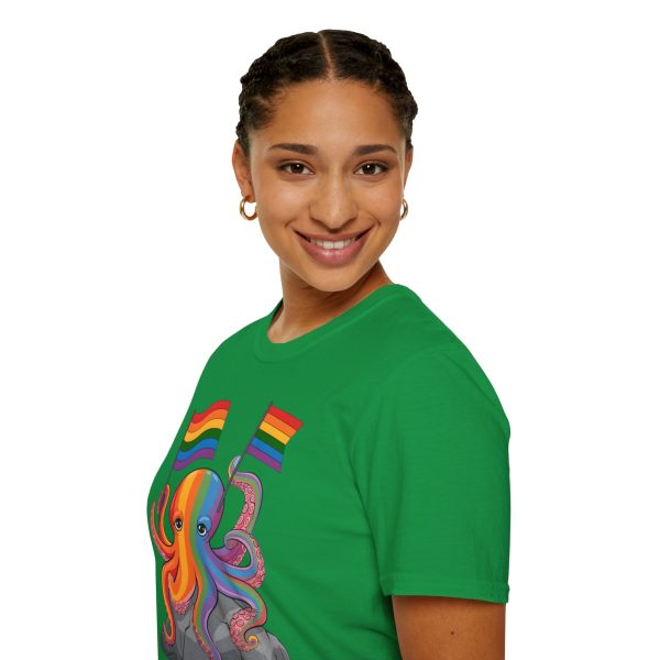 Tshirt LGBTQ+ pieuvre tenant un drapeau arc-en-ciel sur un rocher design vibrant et stylé pour sensibilisation et inclusion LGBTQ+ t-shirt - Image 93