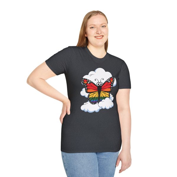 Tshirt Drapeau LGBT papillon assis sur un nuage dans le ciel design poétique et coloré pour sensibilisation et fierté LGBTQ+ shirt t-shirt - Image 5