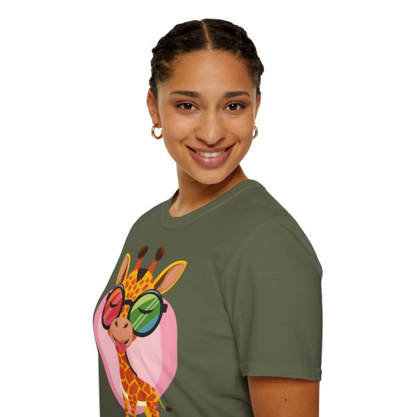 Tshirt LGBT+ girafe avec lunettes et coeur illustration colorée et amusante pour sensibilisation et soutien LGBTQ+ shirt t-shirt - Image 69