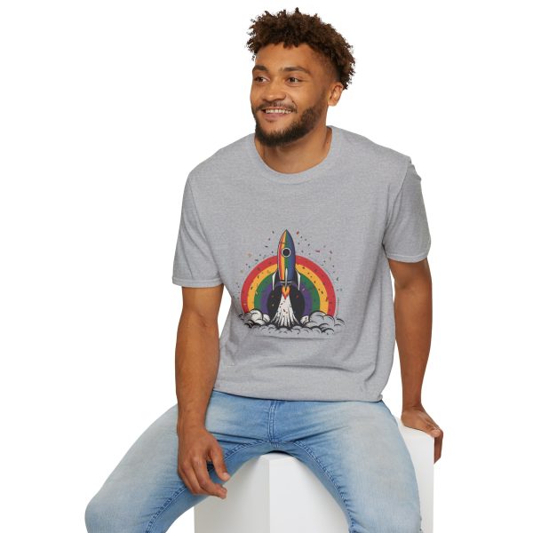 Tshirt LGBT+ fusée avec arc-en-ciel en arrière-plan design futuriste et coloré pour fierté et soutien à la communauté LGBTQ+ shirt t-shirt - Image 36