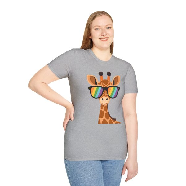 Tshirt LGBT+ girafe avec lunettes de soleil et rayure arc-en-ciel design humoristique et stylé pour fierté et soutien LGBTQ+ shirt t-shirt - Image 29