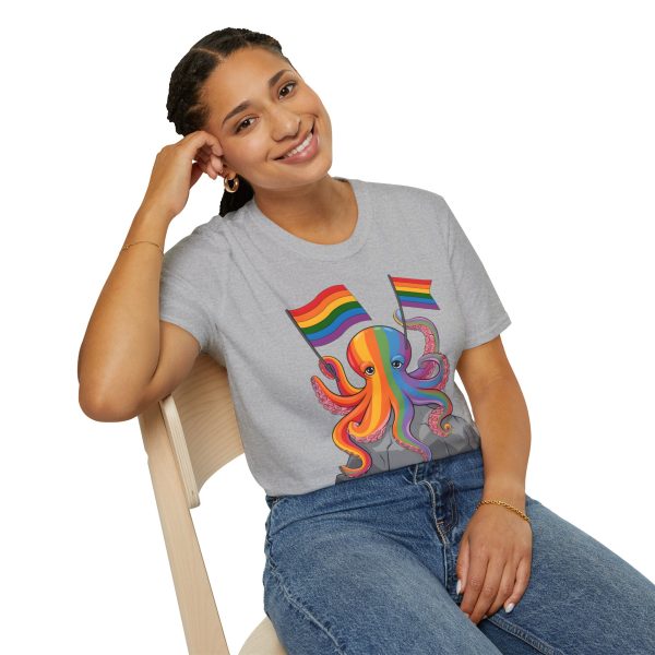 Tshirt LGBTQ+ pieuvre tenant un drapeau arc-en-ciel sur un rocher design vibrant et stylé pour sensibilisation et inclusion LGBTQ+ t-shirt - Image 34