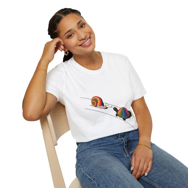 Tshirt Drapeau LGBT escargot avec coquille arc-en-ciel sur fond noir design stylé et vibrant pour sensibilisation LGBTQ+ shirt t-shirt - Image 22