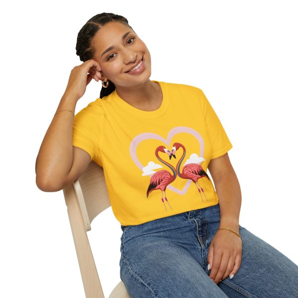 Tshirt LGBTQ+ flamants roses formant un coeur design symbolique et symbolique pour célébrer l'amour et la diversité LGBTQ+ shirt t-shirt - Image 58