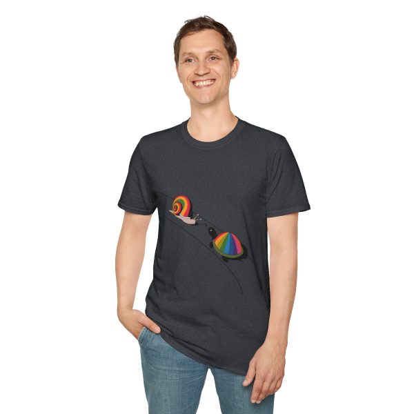 Tshirt Drapeau LGBT escargot avec coquille arc-en-ciel sur fond noir design stylé et vibrant pour sensibilisation LGBTQ+ shirt t-shirt - Image 7