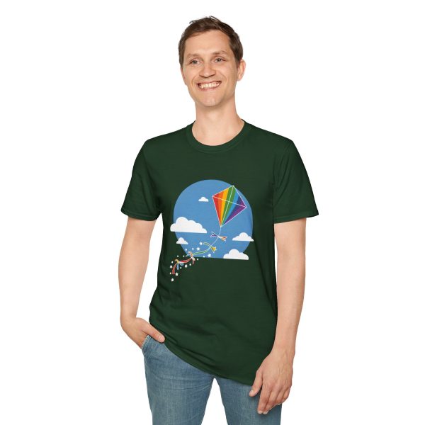 Tshirt LGBT+ cerf-volant avec queue arc-en-ciel volant dans le ciel design joyeux et coloré pour fierté LGBTQ+ shirt t-shirt - Image 79