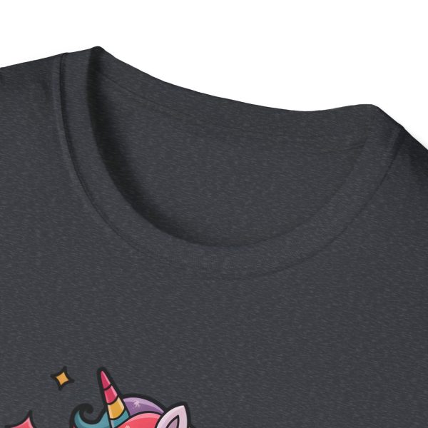 Tshirt LGBTQ+ licorne en skateboard sur fond noir design cool et coloré pour soutien à la fierté et diversité de la communauté LGBT+ t-shirt - Image 3