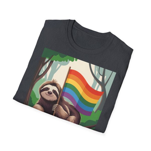 Tshirt Drapeau LGBT paresseux assis sur un arbre tenant un drapeau arc-en-ciel design décontracté et coloré pour fierté LGBTQ+ shirt t-shirt - Image 4