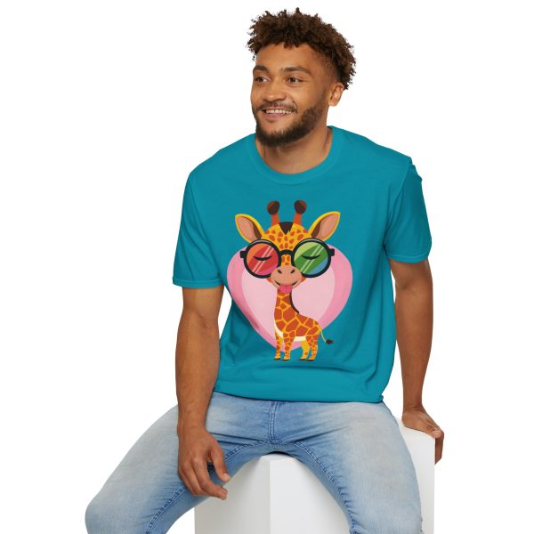 Tshirt LGBT+ girafe avec lunettes et coeur illustration colorée et amusante pour sensibilisation et soutien LGBTQ+ shirt t-shirt - Image 108