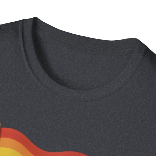 Tshirt Drapeau LGBT paresseux tenant un drapeau arc-en-ciel sur une branche design amusant et coloré pour sensibilisation LGBTQ+ t-shirt - Image 3