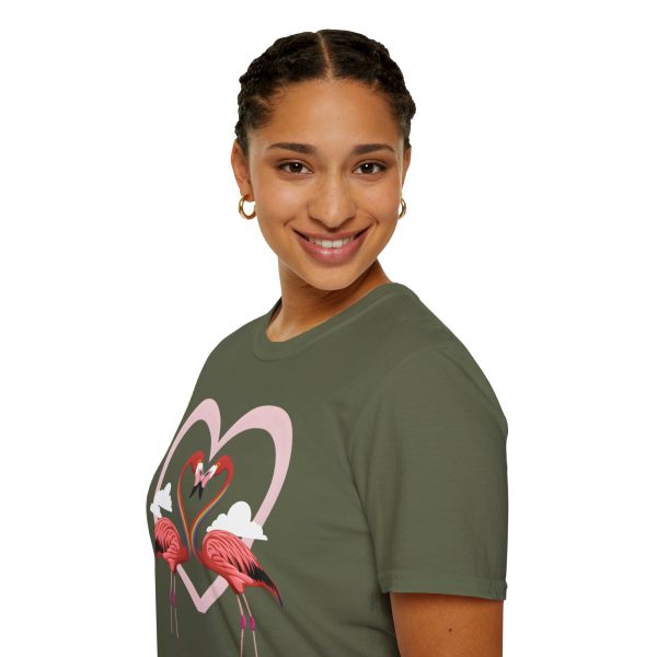 Tshirt LGBTQ+ flamants roses formant un coeur design symbolique et symbolique pour célébrer l'amour et la diversité LGBTQ+ shirt t-shirt - Image 69