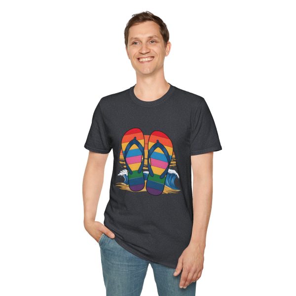 Tshirt LGBTQ+ tongs sur la plage design décontracté et estival pour célébrer la fierté et la diversité LGBTQ+ shirt t-shirt - Image 7