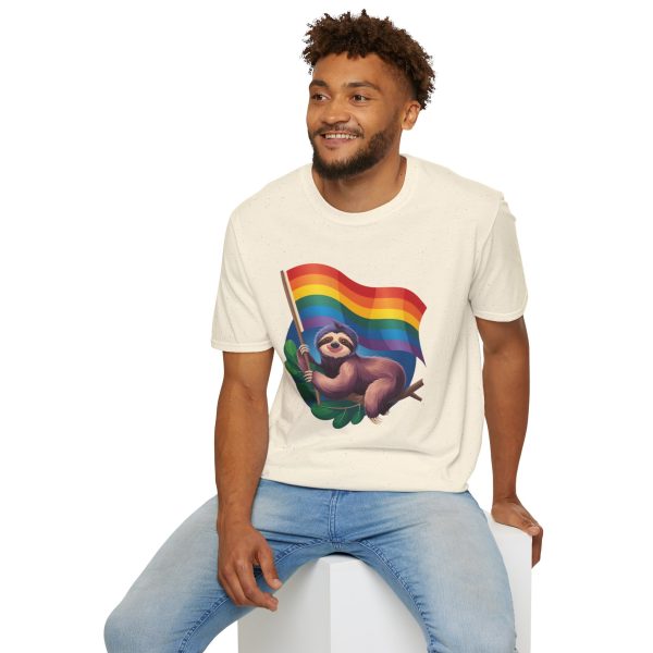 Tshirt Drapeau LGBT paresseux tenant un drapeau arc-en-ciel design amusant et mignon pour sensibilisation et inclusion LGBTQ+ shirt t-shirt - Image 48