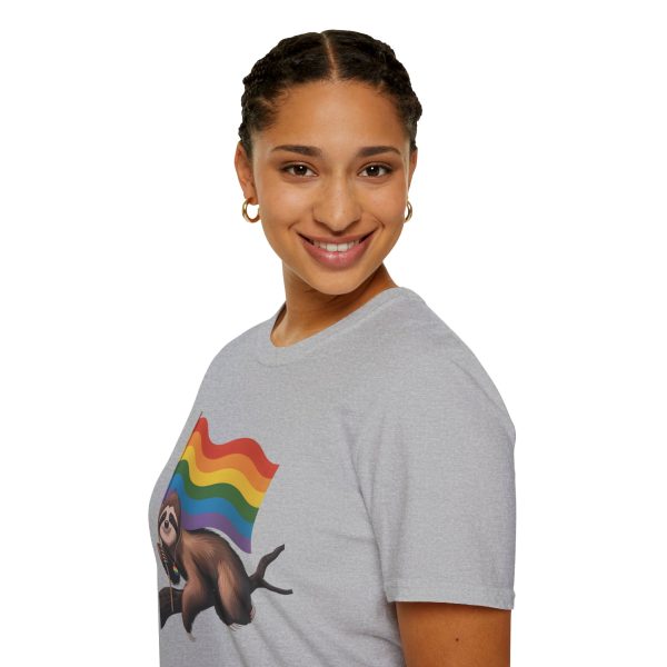 Tshirt Drapeau LGBT paresseux tenant un drapeau arc-en-ciel sur une branche design amusant et coloré pour sensibilisation LGBTQ+ t-shirt - Image 33