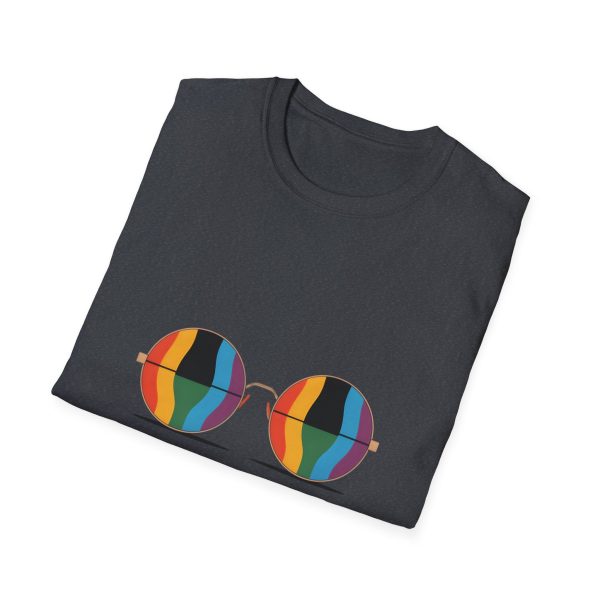 Tshirt Drapeau LGBT paire de lunettes sur fond noir design stylé et vibrant pour sensibilisation et soutien LGBTQ+ shirt t-shirt - Image 4