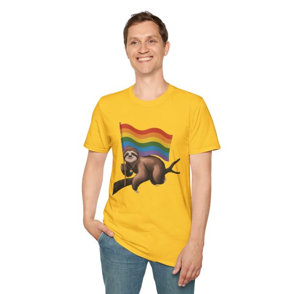 Tshirt Drapeau LGBT paresseux tenant un drapeau arc-en-ciel sur une branche design amusant et coloré pour sensibilisation LGBTQ+ t-shirt - Image 55