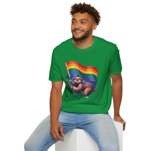 Tshirt Drapeau LGBT paresseux tenant un drapeau arc-en-ciel design amusant et mignon pour sensibilisation et inclusion LGBTQ+ shirt t-shirt - Image 96