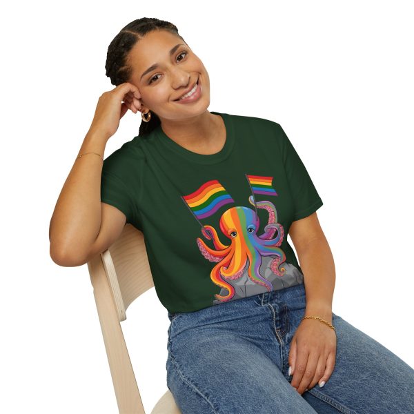 Tshirt LGBTQ+ pieuvre tenant un drapeau arc-en-ciel sur un rocher design vibrant et stylé pour sensibilisation et inclusion LGBTQ+ t-shirt - Image 82