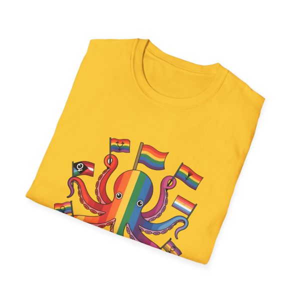 Tshirt Drapeau LGBT pieuvre tenant un drapeau arc-en-ciel et d'autres drapeaux design coloré et amusant pour célébrer LGBTQ+ shirt t-shirt - Image 52