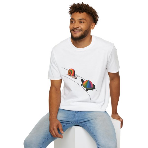 Tshirt Drapeau LGBT escargot avec coquille arc-en-ciel sur fond noir design stylé et vibrant pour sensibilisation LGBTQ+ shirt t-shirt - Image 24