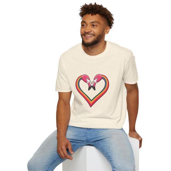 Tshirt Drapeau LGBT flamants roses en forme de coeur fond noir design romantique et symbolique pour célébrer l'amour LGBTQ+ t-shirt - Image 48