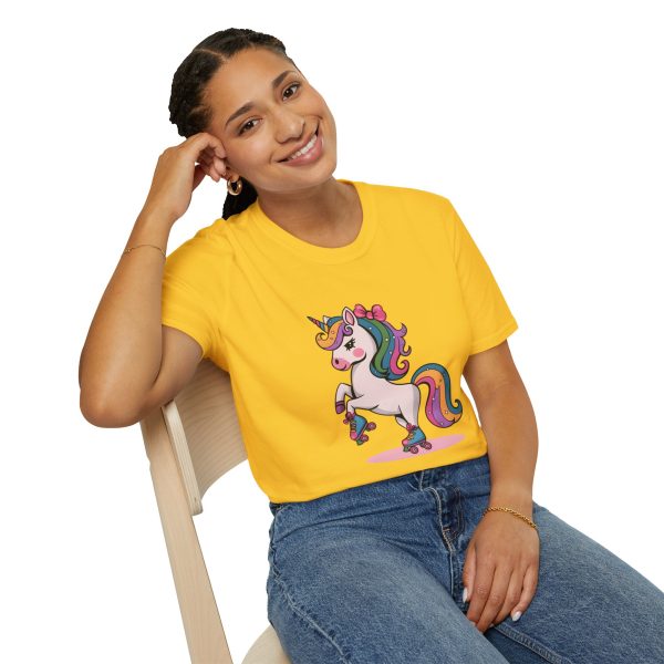 Tshirt Drapeau LGBT licorne sur un skateboard sur fond noir design vibrant et stylé pour sensibilisation à la diversité LGBTQ+ shirt t-shirt - Image 58