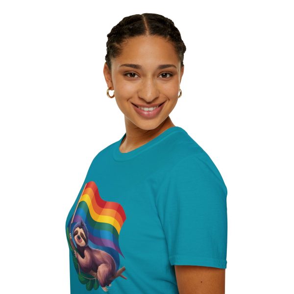 Tshirt Drapeau LGBT paresseux tenant un drapeau arc-en-ciel design amusant et mignon pour sensibilisation et inclusion LGBTQ+ shirt t-shirt - Image 105