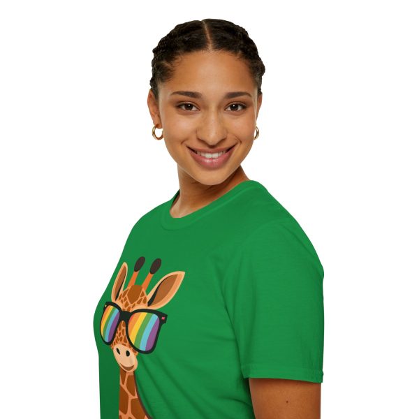 Tshirt LGBT+ girafe avec lunettes de soleil et rayure arc-en-ciel design humoristique et stylé pour fierté et soutien LGBTQ+ shirt t-shirt - Image 93