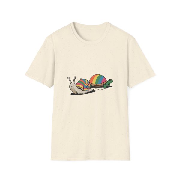 Tshirt LGBT+ deux escargots assis l'un à côté de l'autre design mignon et coloré pour célébrer l'amour et la diversité LGBTQ+ shirt t-shirt - Image 37