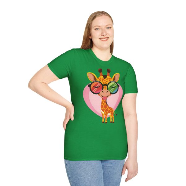 Tshirt LGBT+ girafe avec lunettes et coeur illustration colorée et amusante pour sensibilisation et soutien LGBTQ+ shirt t-shirt - Image 89