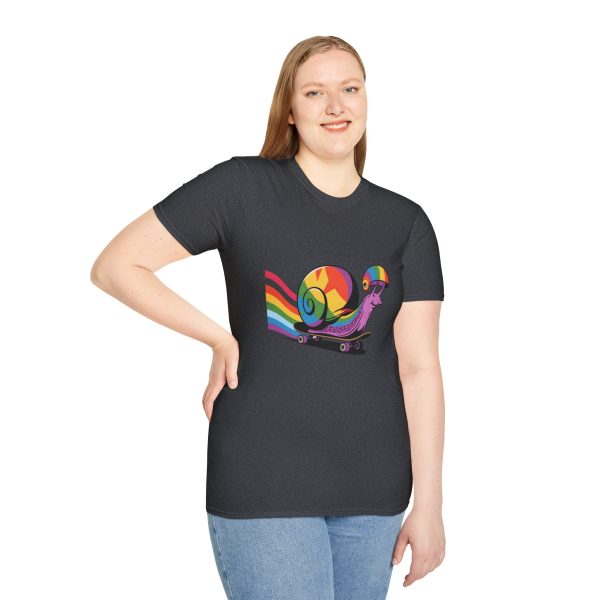 Tshirt LGBT+ escargot sur un skateboard avec roue arc-en-ciel design amusant et coloré pour célébrer la fierté LGBTQ+ shirt t-shirt - Image 5