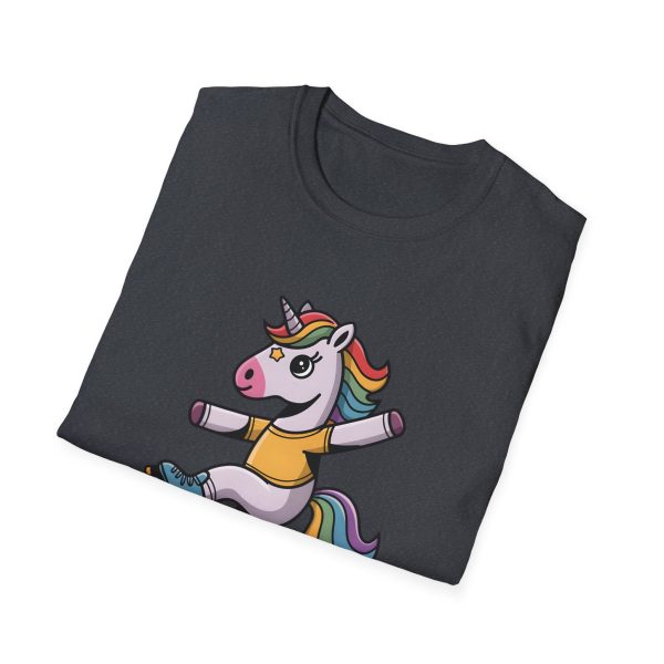 Tshirt Drapeau LGBT licorne sur un skateboard sur fond noir design amusant et coloré pour célébrer la diversité et la fierté LGBTQ+ t-shirt - Image 4