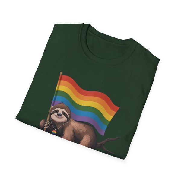 Tshirt Drapeau LGBT paresseux tenant un drapeau arc-en-ciel sur une branche design amusant et coloré pour sensibilisation LGBTQ+ t-shirt - Image 76