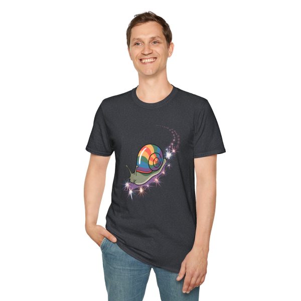 Tshirt LGBT+ escargot avec coquille colorée sur son dos design original et mignon pour célébrer la diversité et fierté LGBTQ+ shirt t-shirt - Image 7