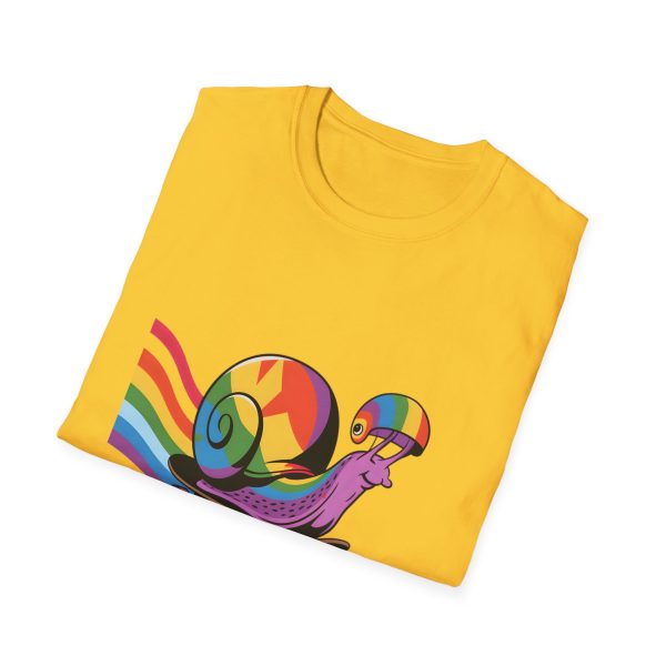 Tshirt LGBT+ escargot sur un skateboard avec roue arc-en-ciel design amusant et coloré pour célébrer la fierté LGBTQ+ shirt t-shirt - Image 52