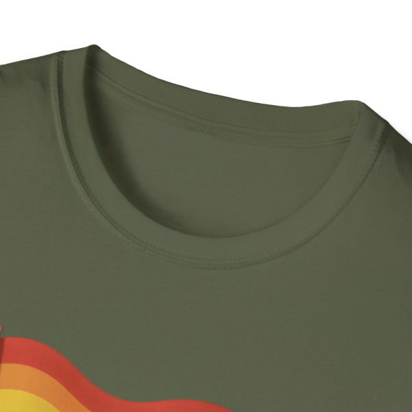 Tshirt Drapeau LGBT paresseux tenant un drapeau arc-en-ciel sur une branche design amusant et coloré pour sensibilisation LGBTQ+ t-shirt - Image 63