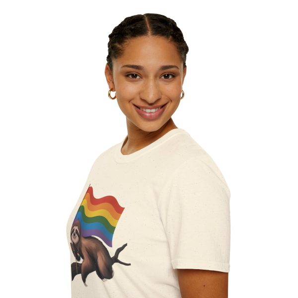 Tshirt Drapeau LGBT paresseux tenant un drapeau arc-en-ciel sur une branche design amusant et coloré pour sensibilisation LGBTQ+ t-shirt - Image 45